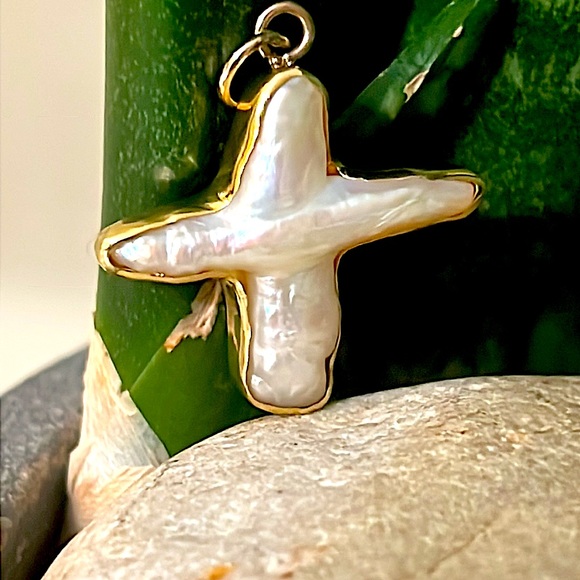 18 karat gold pearl cross pendant - Picture 3 of 10
